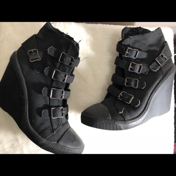 Call It Spring Shoes - Black Platform booties 🍁